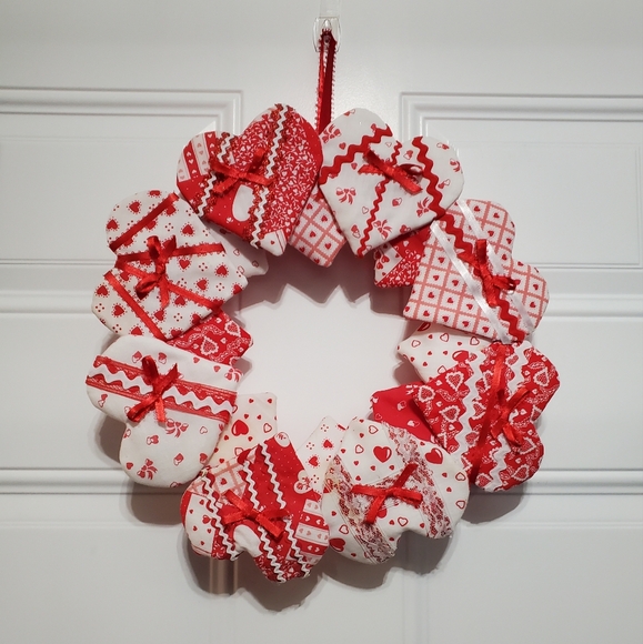 Valentine's Day Wreath & Home is Where the Heart Is figure - Picture 2 of 16